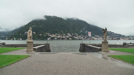 del muelle del lago como en el territorio de la lujosa villa