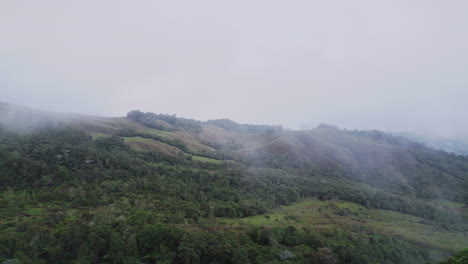 Imágenes-Aéreas-De-Drones-Que-Capturan-La-Serena-Niebla-Matutina-Sobre-Las-Cadenas-Montañosas-Y-Los-Bosques-En-Los-Cárpatos,-Vuelan-A-Través-De-Las-Nubes-Y-Capturan-El-Impresionante-Paisaje-Que-Se-Encuentra-Debajo