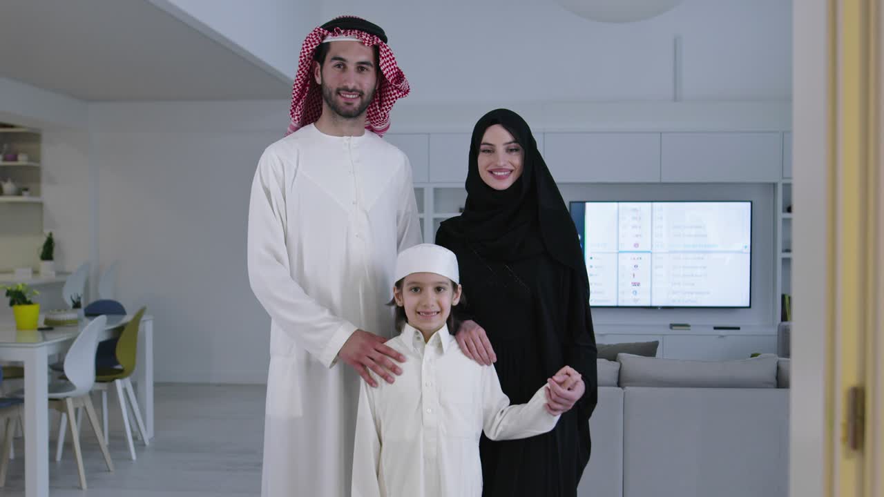familia musulmana con un niño en un hogar moderno