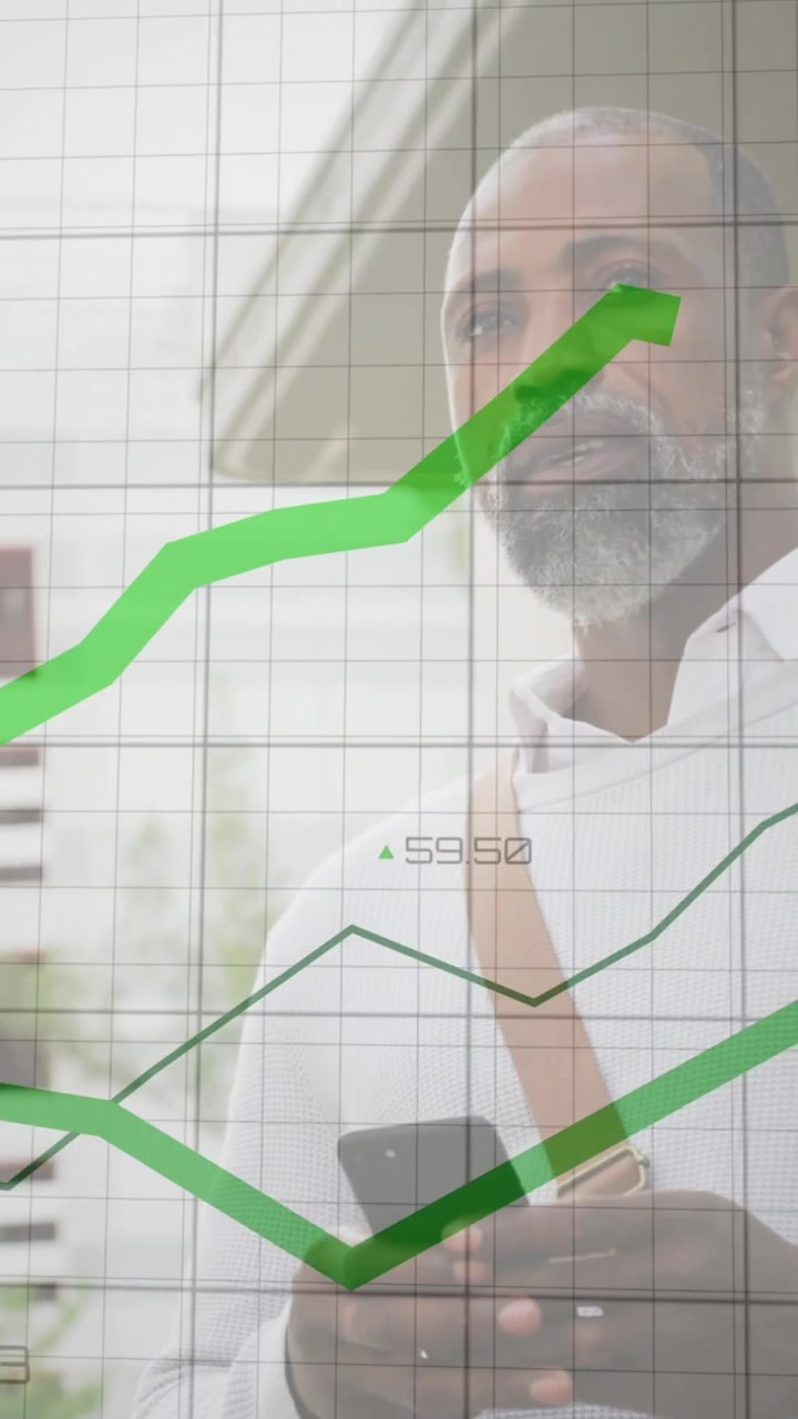 Animación de procesamiento de datos financieros y líneas verdes sobre un hombre afroamericano usando un smartphone.