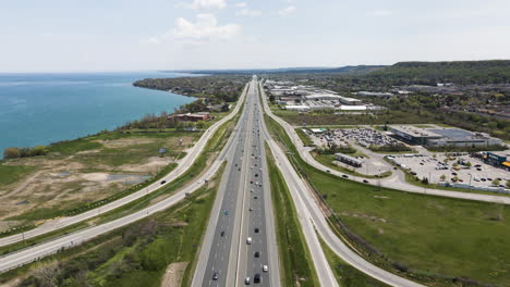 Tráfico-Aéreo-Elevado-En-La-Autopista-Junto-Al-Lago-Ontario-En-Canadá-Durante-El-Día-Soleado