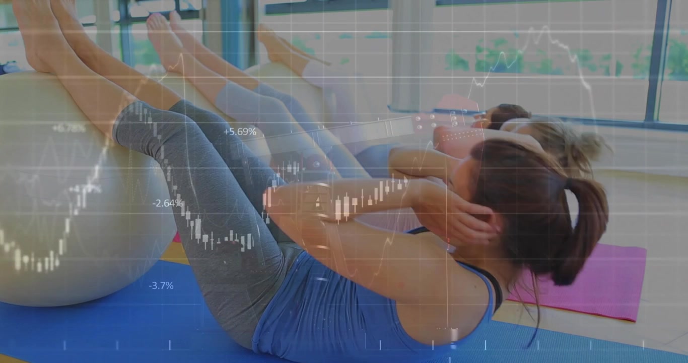 Tres mujeres haciendo abdominales sincronizados al ritmo para mantenerse en forma con un balón de estabilidad, con gráficos superpuestos en los torsos
