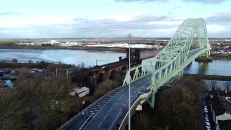 Nächstenliebe-Santa-Dash-Fun-Run-über-Runcorn-Silver-Jubilee-Bridge-Luftaufnahme-Dolly-Links-Weitschuss