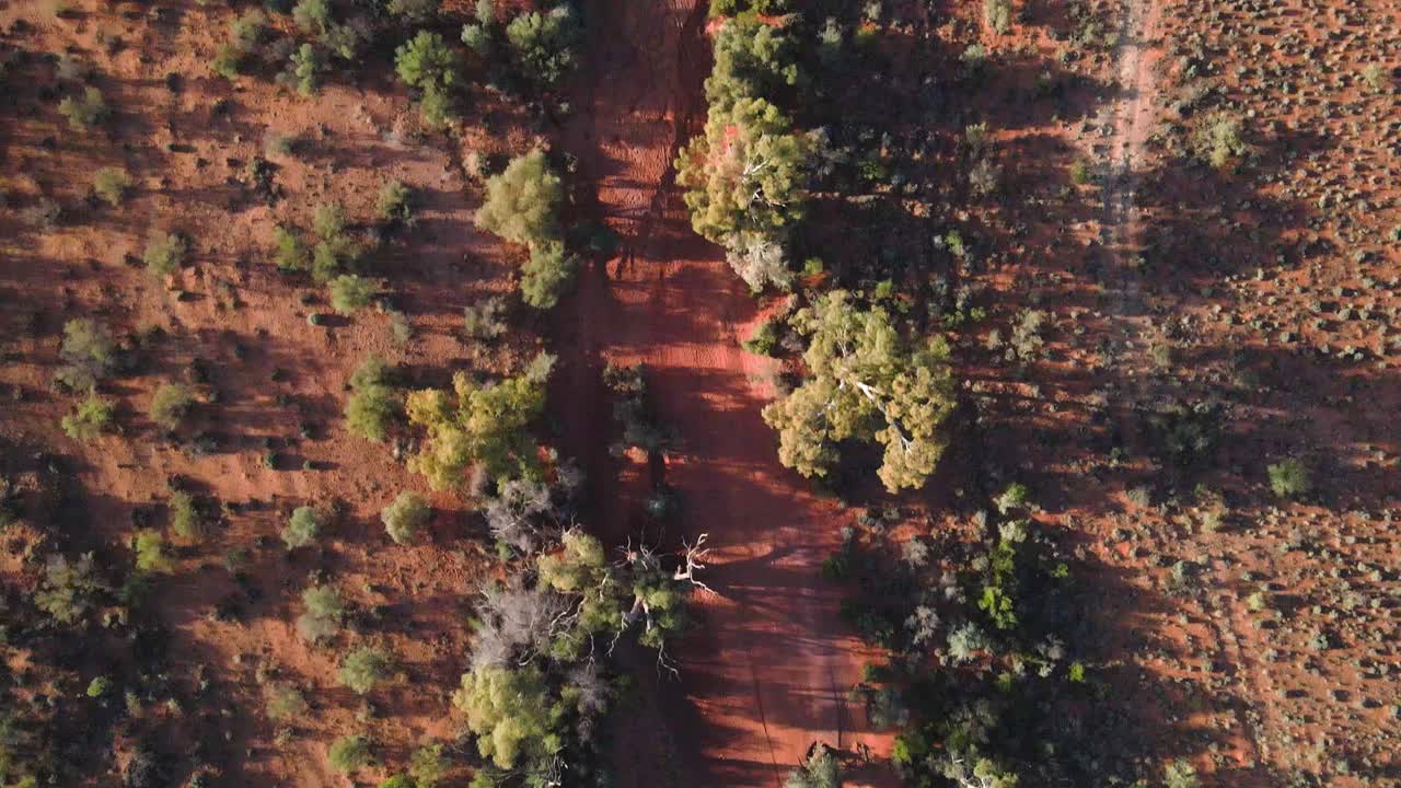 Avustralya taşrasında kuru kırmızı bir nehir yatağının drone görüntüsü.
