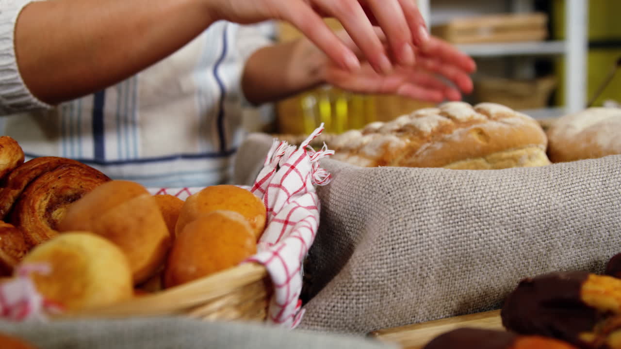 sección media del personal femenino que trabaja en la sección de panadería