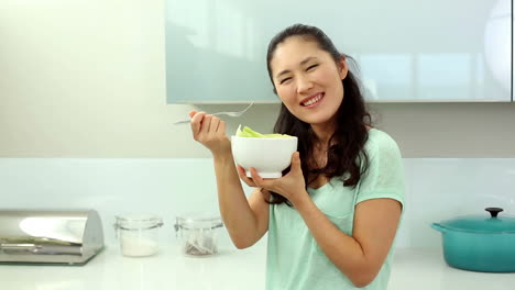 Mujer-Sonriente-Comiendo-Ensalada