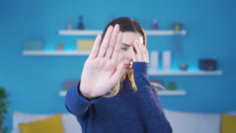 No-A-La-Violencia-Contra-Las-Mujeres,-Mujer-Joven-Mostrando-Su-Palma.