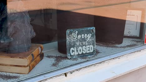 4k 60fps sorry we're closed sign in store window - dolly shot