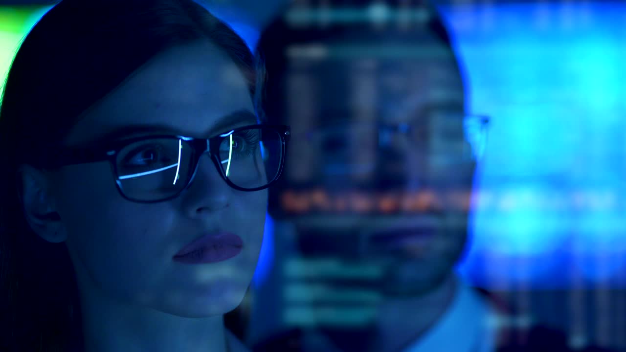 la mujer de negocios y un hombre sonriendo en el fondo del holograma