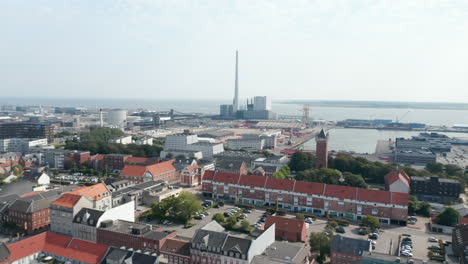 Luftaufnahme-über-Die-Stadt-Esbjerg-Mit-Seinem-Hafen-Und-Dem-Schornstein-Des-Kohle--Und-ölkraftwerks.-Dieser-Schornstein-Ist-Der-Höchste-In-Ganz-Skandinavien