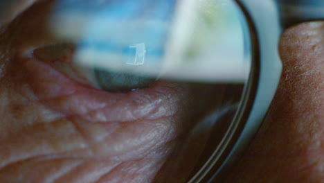 pantalla, reflejo y gafas hombre maduro usando