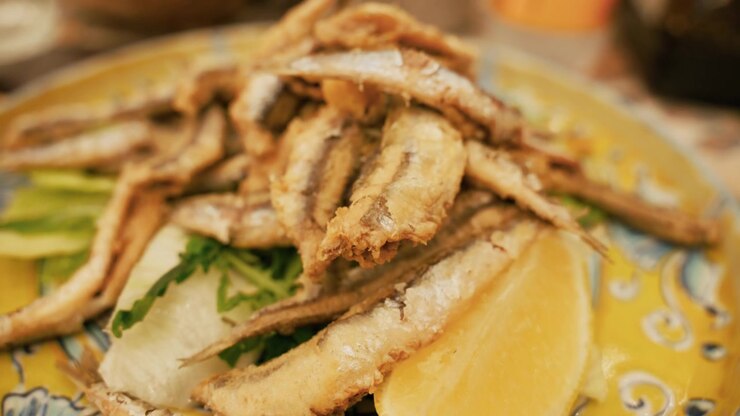 Frittura di pesce in un ristorante all'aperto in strada a Napoli