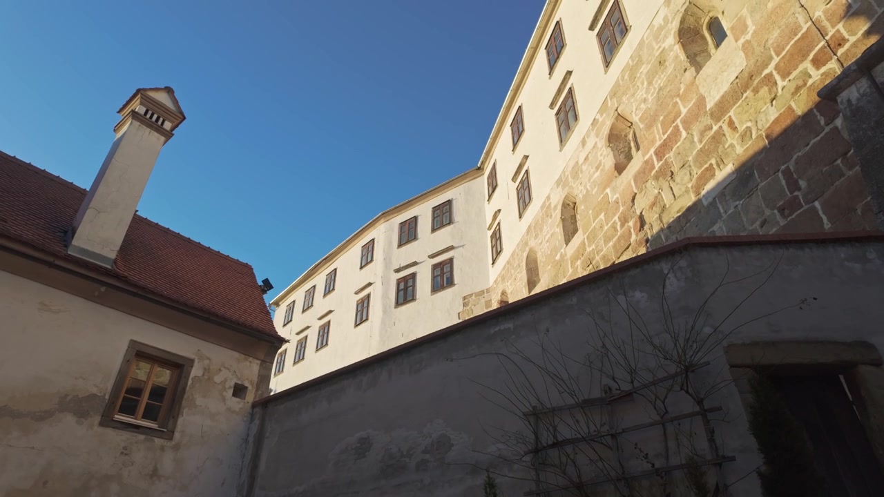 Castello di Ptuj a Ptuj, Slovenia, storica fortezza collinare del XII secolo con architettura medievale conservata, mura in pietra, merli e tetti in tegole rosse di giorno