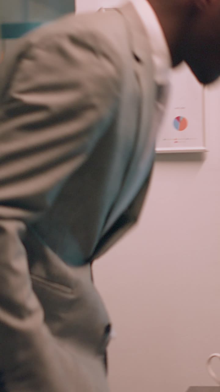 Video verticale: dipendente che arriva al lavoro