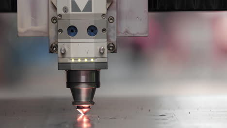cortadora láser automatizada cortando láminas de metal con chispas en una fábrica.