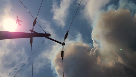 avión que volaba al lado de la nube en erupción del volcán