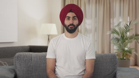 hombre indio sikh serio buscando