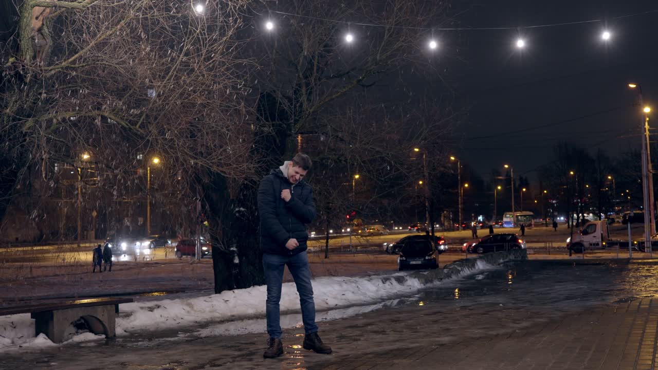 점프, 핸드헬드 보기로 성취를 축하하는 행복한 성공적인 젊은 남성