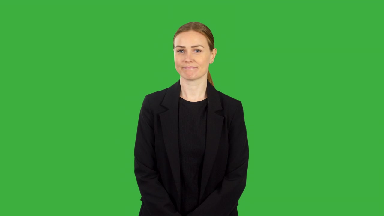 En forretningskvinde ryster på hovedet og siger nej med en negativ gestus med grøn skærmbaggrund