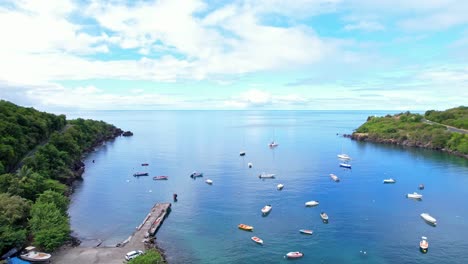 Viele-Boote-Liegen-In-Der-Nähe-Der-Tropischen-Küste-Von-Guadeloupe,-Luftaufnahme