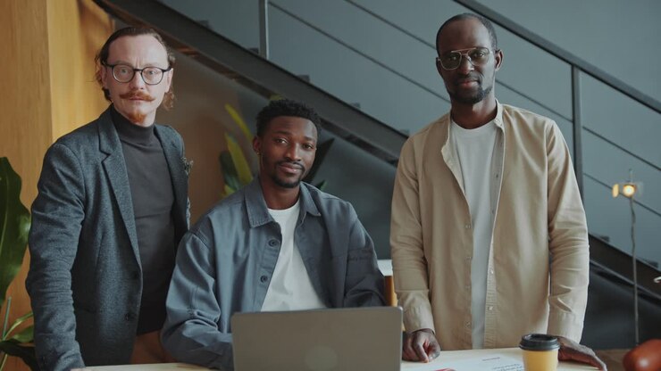 Gruppebillede af forretningsteam, der samarbejder på kontoret