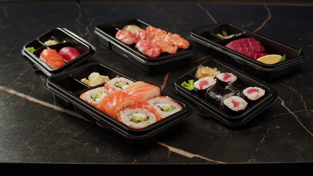 sushi y sashimi en envases para llevar
