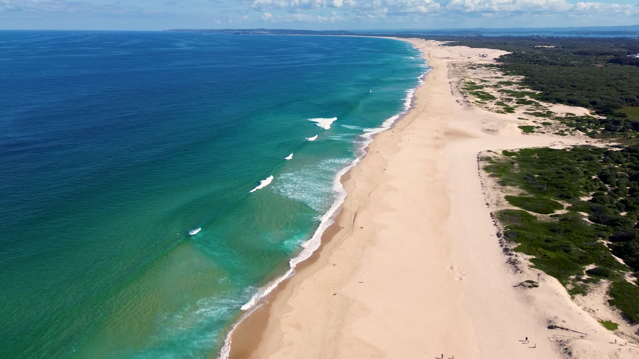 tomada aérea de un dron de la playa de dudley blacksmiths, la playa, el mar, las olas del océano pacífico, la arena, el matorral, la naturaleza, los viajes, el turismo, newcastle, nsw, australia.