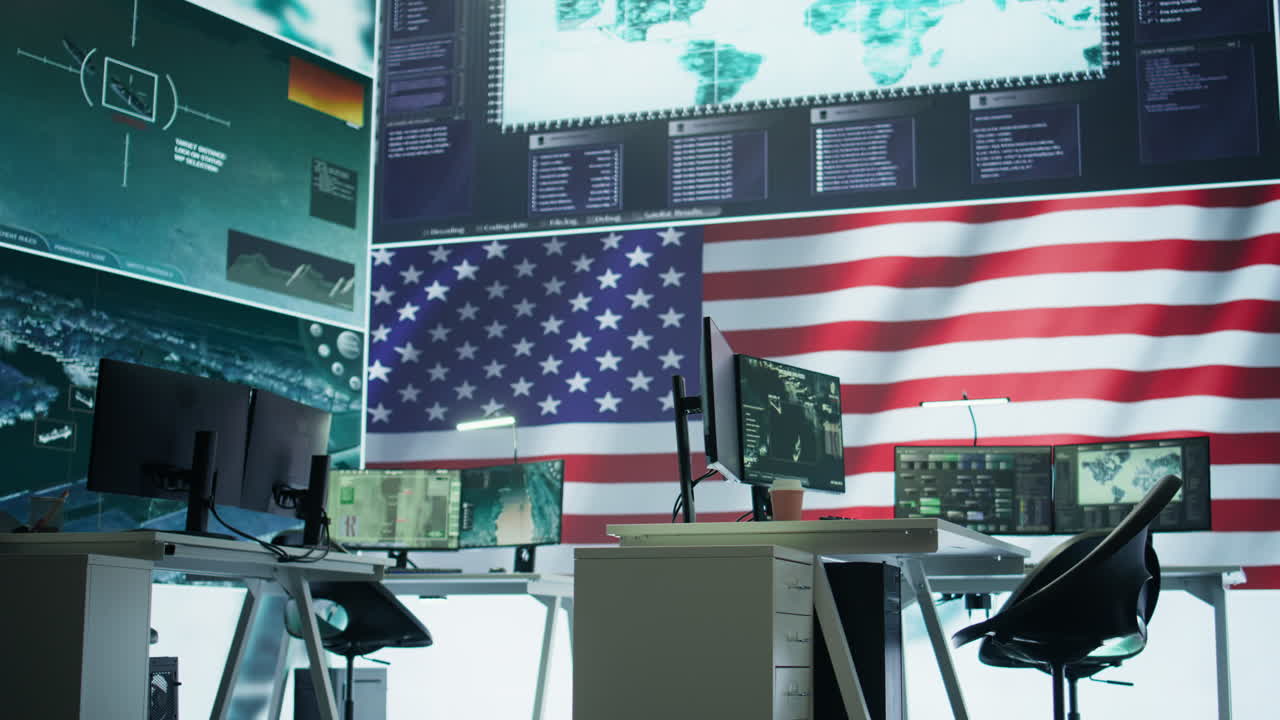 el centro de mando del ejército vacío con grandes datos presenta la bandera estadounidense