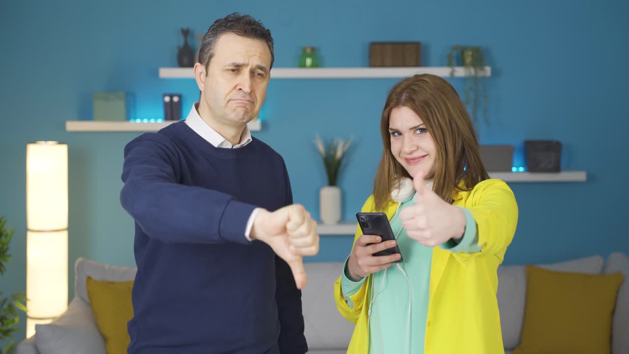 signo negativo de padre cuando la hija adulta joven usa el teléfono.