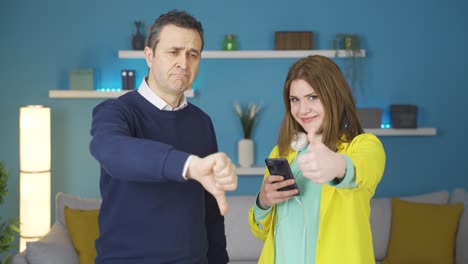 signo negativo de padre cuando la hija adulta joven usa el teléfono.