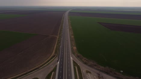vista aérea de la carretera con restricción en una dirección de tráfico