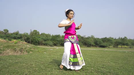 una bailarina de bharatnatyam que muestra una pose clásica de bharatnatyam en la naturaleza del lago vadatalav, pavagadh