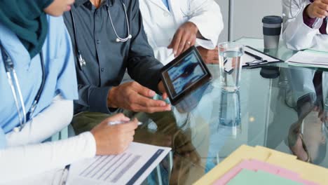 Doctors looking x-ray on tablet 4k