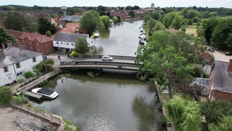 Antiguo-Puente-De-Hierro-Fundido-En-La-Ciudad-De-Beccles-En-Suffolk,-Reino-Unido,-Vista-Aérea-De-Drones