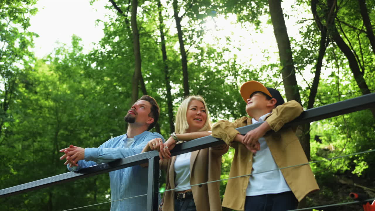 Familie som nyter skogutsikten fra et utsiktspunkt