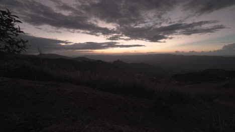 4k-Schwenk-Nach-Links-Von-Einem-Ruhigen-Und-Leeren-Berg-Und-Grasland-Nach-Sonnenuntergang,-Wenn-Der-Himmel-Dunkel-Und-Bunt-Wird