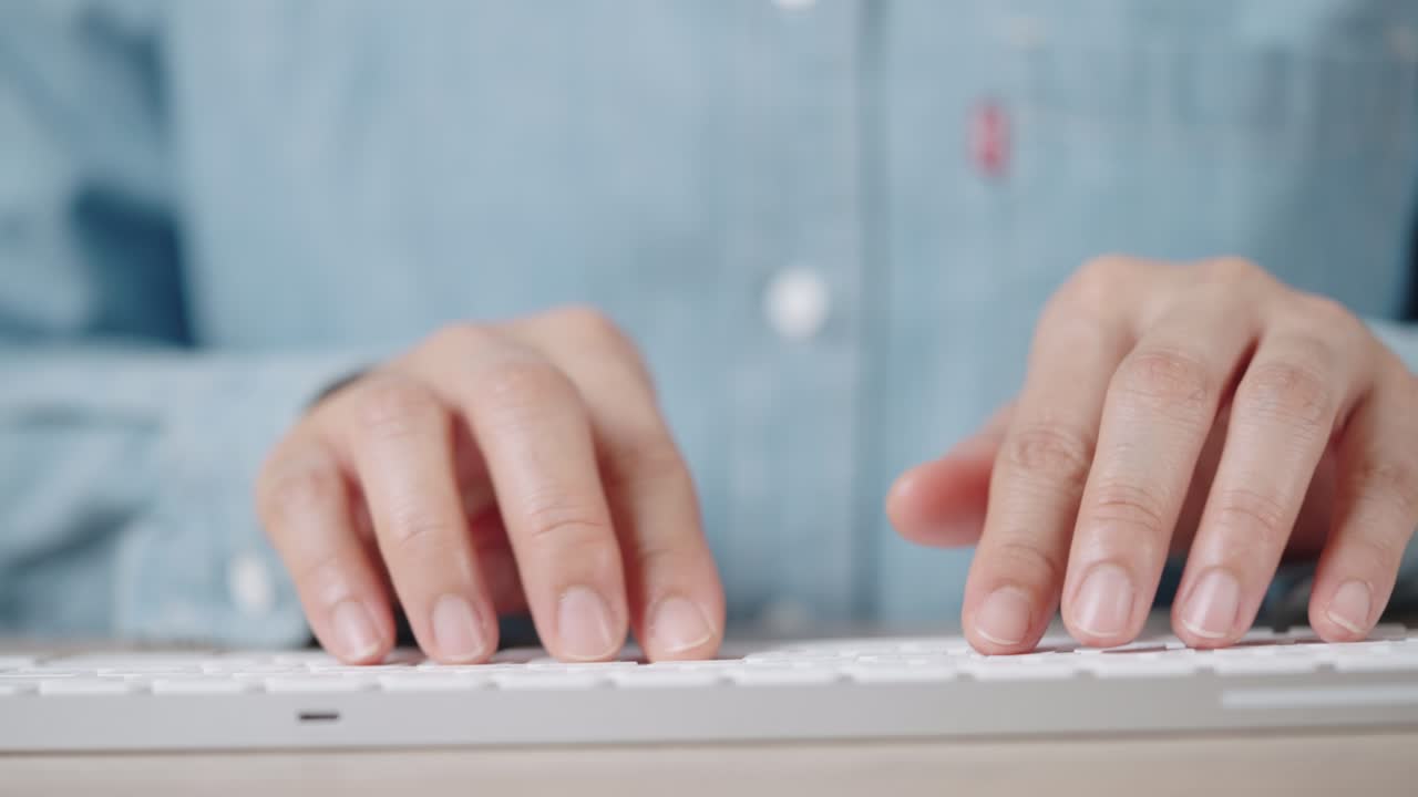 책상 사무실에서 키보드 데스크 컴퓨터를 타이핑하는 사업가 여성의 가까운 손