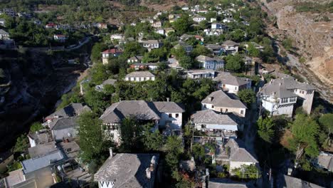 Antena-De-Casas-Antiguas-En-Gjirokaster,-Antigua-Ciudad-De-Albania,-Europa