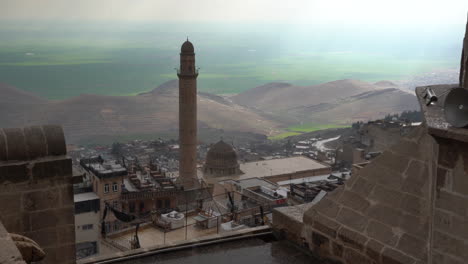 la telecamera sul tetto della zinciriye madrasa ingrandisce la grande moschea di mardin