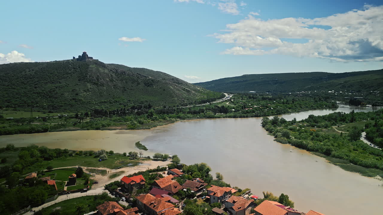 Vista aerea di Mtskheta, Georgia: Confluenza dei fiumi Aragvi e Kura con il Monastero di Jvari.