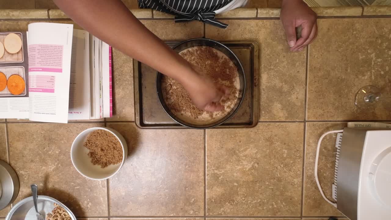 agregando crumble a la parte superior de un pastel de café vegano casero - lapso de tiempo superior