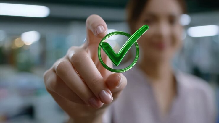 Un individuo sicuro di sé tiene un simbolo di spunta verde, che rappresenta approvazione, successo e positività, su uno sfondo sfocato che cattura l'essenza del successo.