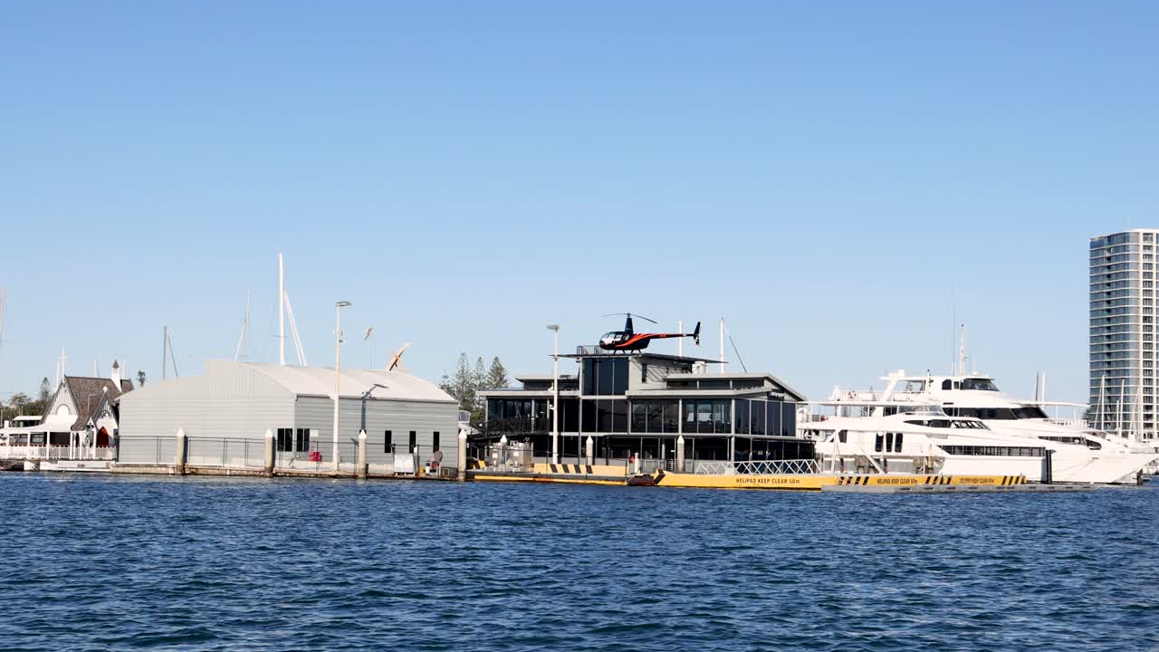 헬리터가 물 에 있는 건물에 착륙합니다.