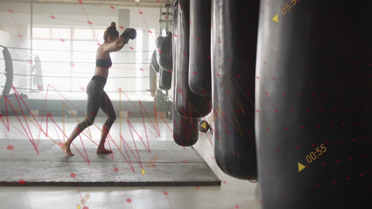 Boxeadora avançando e socando sacos de pancada para treino na academia, com sobreposições de cronometragem surgindo