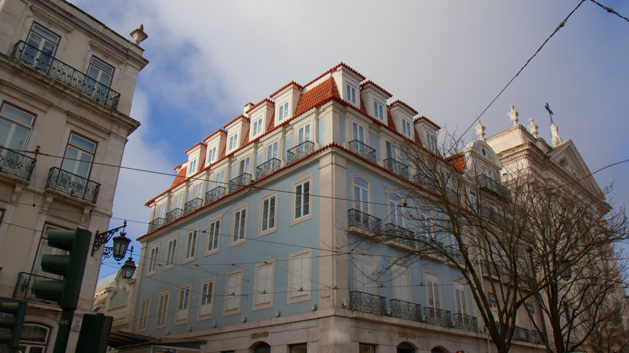 esquina de un edificio de apartamentos en la ciudad de chiado en lisboa, portugal