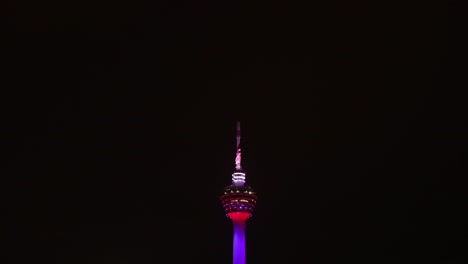 Abends-Nachtaufnahme-Des-KL-Tower-Von-Einer-Bar-Auf-Dem-Dach-In-Kuala-Lumpur,-Malaysia