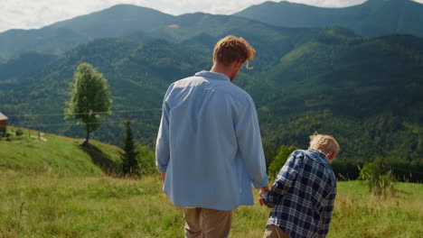 Joven-Caminando-Hijo-Colina-Verde.-Padre-Disfrutando-Del-Fin-De-Semana-Familiar-Con-Su-Hijo.