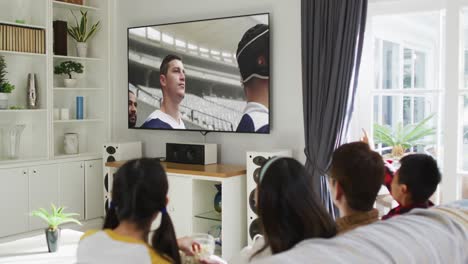 Zusammenstellung-Einer-Glücklichen-Familie,-Die-Zu-Hause-Zusammen-Sitzt-Und-Sich-Ein-Rugbyspiel-Im-Fernsehen-Ansieht