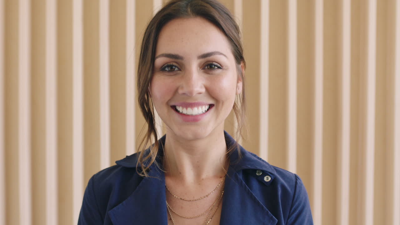 orgullo, mujer y feliz empresario cara emocionada