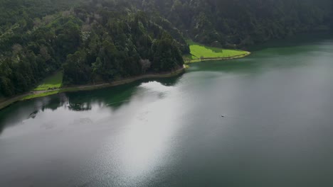 Lagoa-Das-Sete-Cidades-See-Und-Hügel,-Azoren,-Portugal,-Luftdrohne